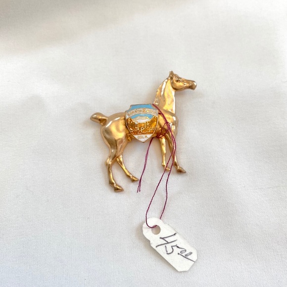 Jewelry Gold Tone Horse Pin Garden Of The Gods Brooch Poshmark